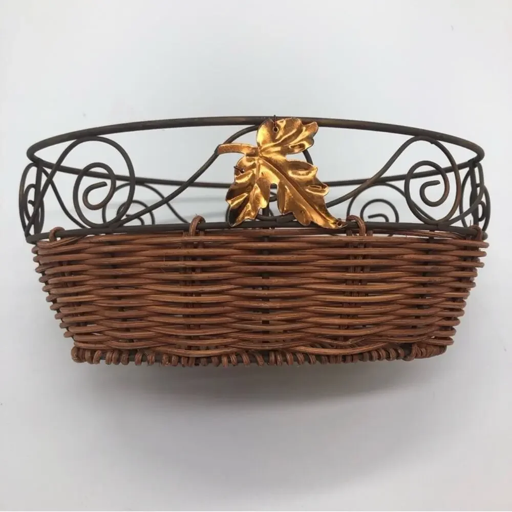 Small Wire and Wicker Basket, Cool Leaf detail. In excellent condition!